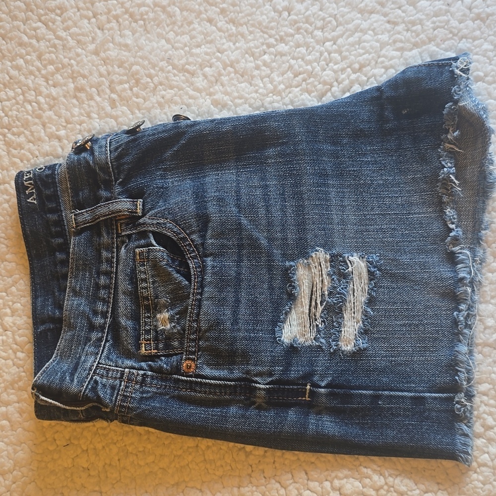 American Eagle Outfitters Women's Distressed Blue Denim Shorts Sz.4 - Picture 6 of 12